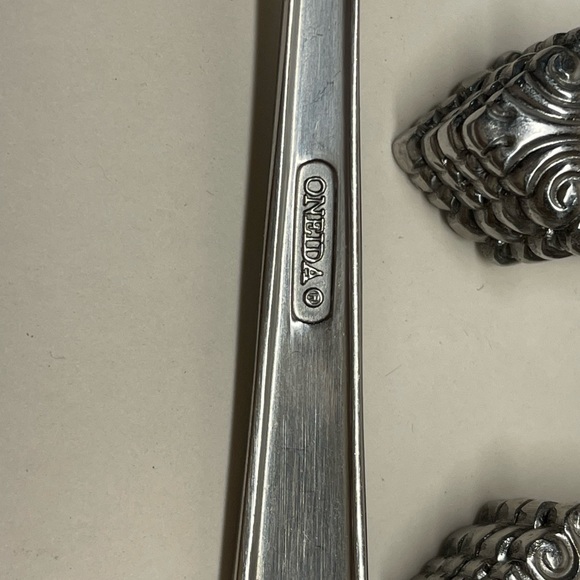 Used Oneida stainless steel flatware Place Setting of 4 Full Set Of 20 - Picture 3 of 4